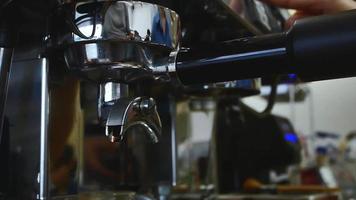 primo piano di caffè espresso che versa dalla macchina per il caffè video