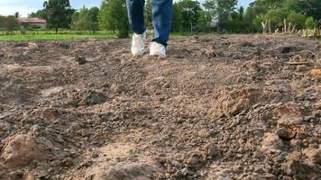 vrouwen dragen jeans en dragen wandelschoenen op de grond video