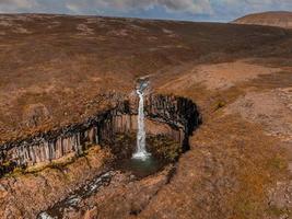 vista aérea de la cascada svartifoss rodeada de columnas de basalto foto