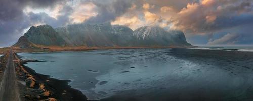 maravillosa escena pintoresca cerca del cabo stokksnes en islandia. foto