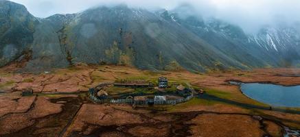 vista aérea de un pueblo vikingo en un tormentoso día lluvioso en islandia. foto