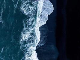 islandia playa de arena negra con enormes olas en reynisfjara vik. foto