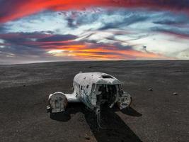 vista aérea del viejo avión estrellado abandonado en la playa de solheimasandur cerca de vik, islandia. foto