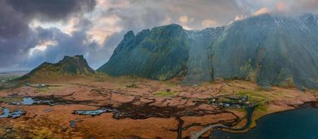 vista aérea de un pueblo vikingo en un tormentoso día lluvioso en islandia. foto