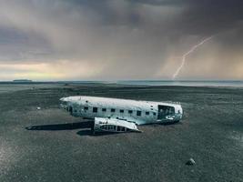 vista aérea del viejo avión estrellado abandonado en la playa de solheimasandur cerca de vik, islandia. foto