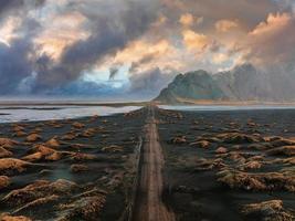 maravillosa escena pintoresca cerca del cabo stokksnes en islandia. foto