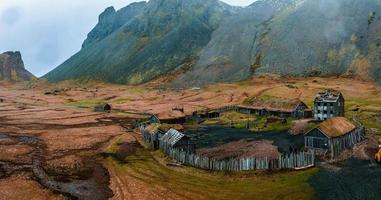 vista aérea de un pueblo vikingo en un tormentoso día lluvioso en islandia. foto