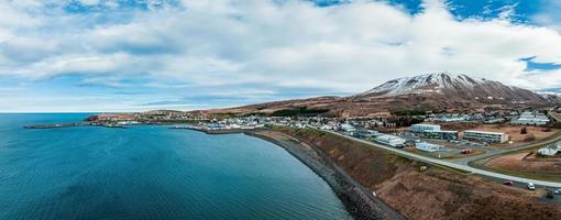 vista panorámica aérea de la ciudad histórica de husavik foto