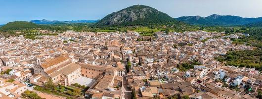 vista aérea de pollença, mallorca, españa. foto