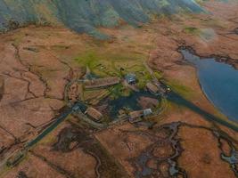 vista aérea de un pueblo vikingo en un tormentoso día lluvioso en islandia. foto