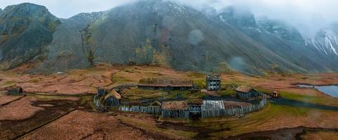 vista aérea de un pueblo vikingo en un tormentoso día lluvioso en islandia. foto