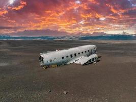 vista aérea del viejo avión estrellado abandonado en la playa de solheimasandur cerca de vik, islandia. foto