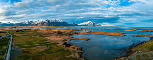 colorida puesta de sol sobre las montañas en islandia. foto