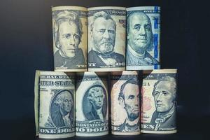 presidentes de estados unidos en billetes pila de dinero sobre fondo oscuro. foco seleccionado foto