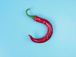 chiles aislados sobre fondo azul. Red Hot Chili Peppers como ingrediente de la cocina y especias asiáticas y mexicanas foto