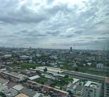 vista de las nubes de lluvia de verano en Tailandia antes de la tormenta y las inundaciones en las calles. concepto de crisis climática, clima, trueno foto