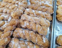 deliciosos donuts de azúcar retorcidos en una bandeja foto