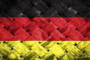 pantalla de bandera de alemania sobre fondo de madera de mimbre foto