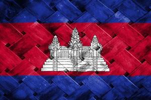 Pantalla de bandera de camboya sobre fondo de madera de mimbre foto