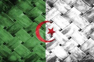 Pantalla de bandera de Argelia sobre fondo de madera de mimbre foto