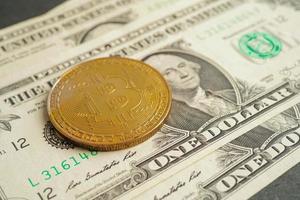 bitcoin dorado en billetes de dólar estadounidense dinero para negocios y comercio, moneda digital, criptomoneda virtual, tecnología blockchain. foto