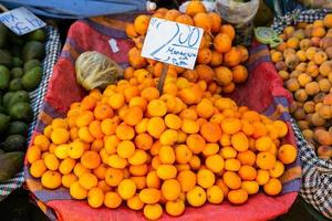 frutas y verduras frescas en el mercado local de lima, perú. hortalizas de mercado vendidas por los agricultores locales. foto