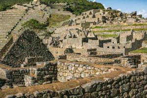 maravilla del mundo machu picchu en peru. hermoso paisaje en las montañas de los andes con ruinas de la ciudad sagrada inca. foto