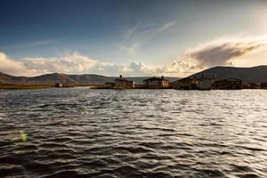 el lago titicaca es el lago más grande de américa del sur y el lago navegable más alto del mundo. foto