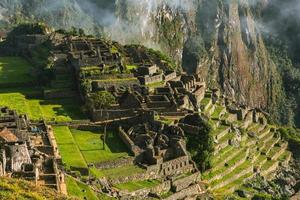 maravilla del mundo machu picchu en peru. hermoso paisaje en las montañas de los andes con ruinas de la ciudad sagrada inca. foto