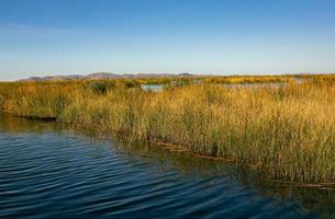 el lago titicaca es el lago más grande de américa del sur y el lago navegable más alto del mundo. foto