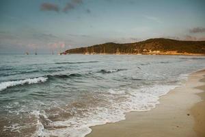 hermosa playa con agua muy limpia y azul en el mar mediterráneo en la isla de ibiza, españa. foto