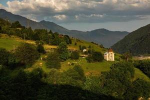 una hermosa fotografía de paisaje con montañas del cáucaso en georgia. foto