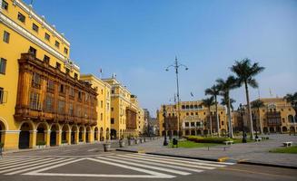 bellos edificios coloniales y calles de la capital peruana, foto editorial lima.