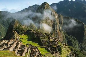 maravilla del mundo machu picchu en peru. hermoso paisaje en las montañas de los andes con ruinas de la ciudad sagrada inca. foto