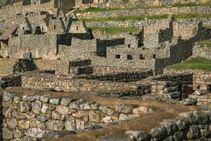 maravilla del mundo machu picchu en peru. hermoso paisaje en las montañas de los andes con ruinas de la ciudad sagrada inca. foto