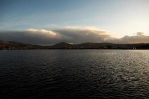 el lago titicaca es el lago más grande de américa del sur y el lago navegable más alto del mundo. foto