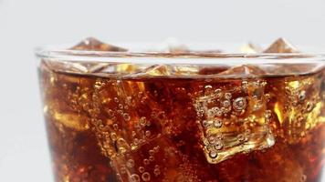 cola avec de la glace en verre. gros plan de coca soda. video