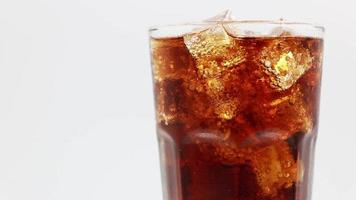 cola met ijs in glas. cokes frisdrank close-up. video