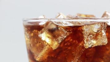 cola met ijs in glas. cokes frisdrank close-up. video