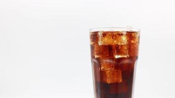 cola avec de la glace en verre. gros plan de coca soda. video