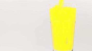 Gießen Sie Orangensaft in ein rotierendes Glas auf weißem Hintergrund. video
