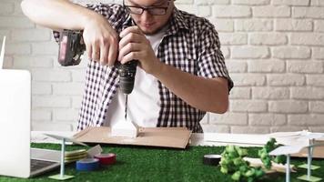 Joven haciendo maniquí de proyecto de energía renovable video