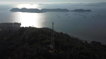 vista aérea pôr do sol sobre torre de celular 4g e 5g video