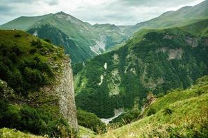 una hermosa fotografía de paisaje con montañas del cáucaso en georgia. foto