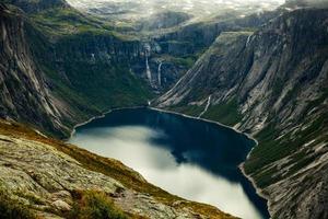 coloridas escenas de montaña en noruega. hermoso paisaje de noruega, escandinavia. paisaje de montaña de noruega. naturaleza en verano. foto