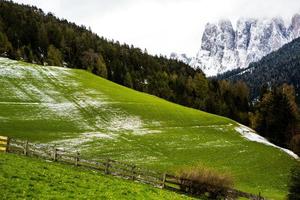 hermosos paisajes de montaña en los Alpes foto