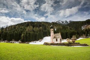 hermosos paisajes de montaña en los Alpes foto