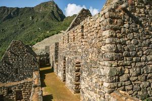 maravilla del mundo machu picchu en peru. hermoso paisaje en las montañas de los andes con ruinas de la ciudad sagrada inca. foto