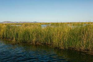 el lago titicaca es el lago más grande de américa del sur y el lago navegable más alto del mundo. foto