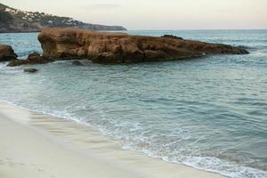 hermosa playa con agua muy limpia y azul en el mar mediterráneo en la isla de ibiza, españa. foto